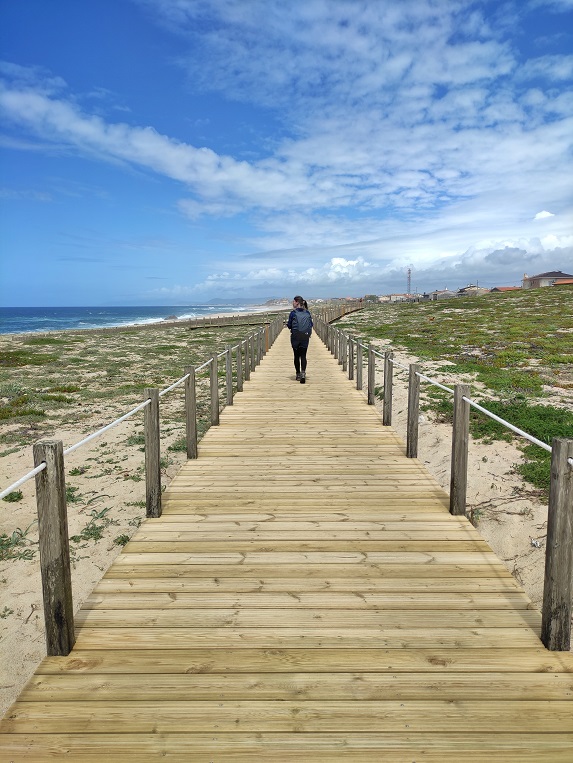 Die Küste Portugals am Jakobsweg. Pilger wandern über Stege - schmetterlinga